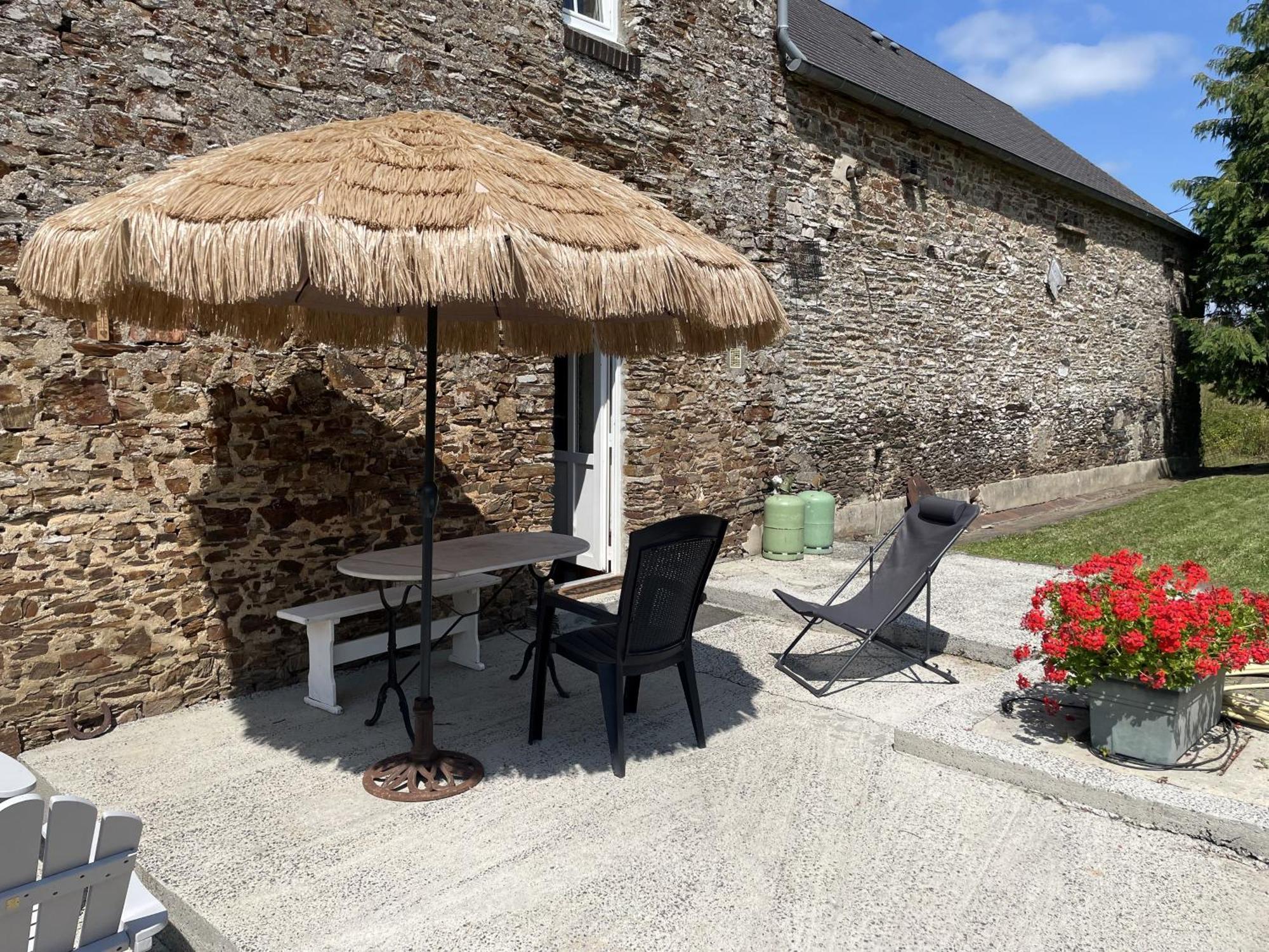 B&B Chambres D'Hotes Ferme Mahyas Saint-Jean-de-Savigny Exterior foto